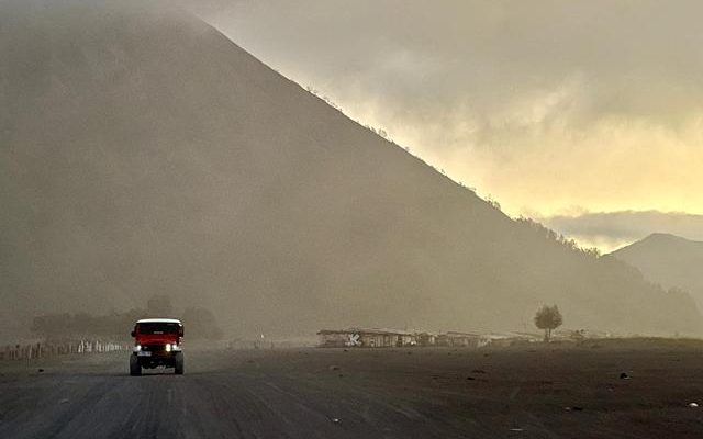 rent a car with a driver from surabaya to bromo